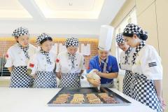 餐饮业招工难：雇20岁女孩是奢望，40万招不到面点研发人员