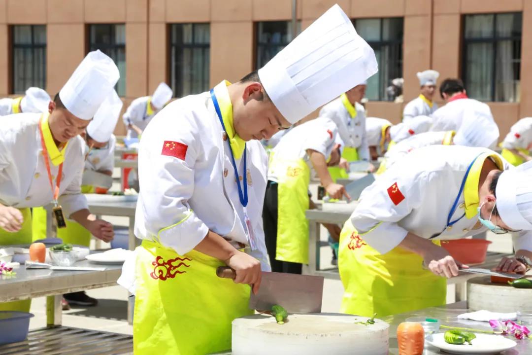 厨师行业就业前景如何，我该不该学？邯郸新东方烹饪告诉你