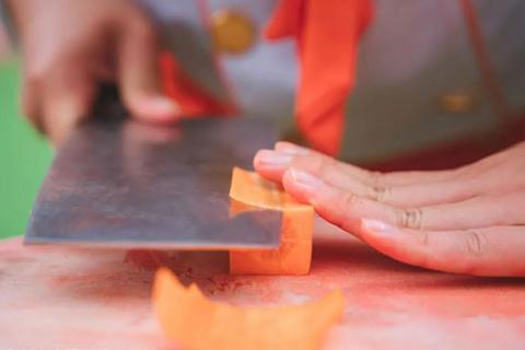 #厨师刀工#新东方学生如何练出一手刀工基本功的