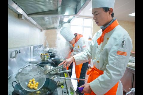 餐饮业在雇佣烹饪学校毕业生时需要什么