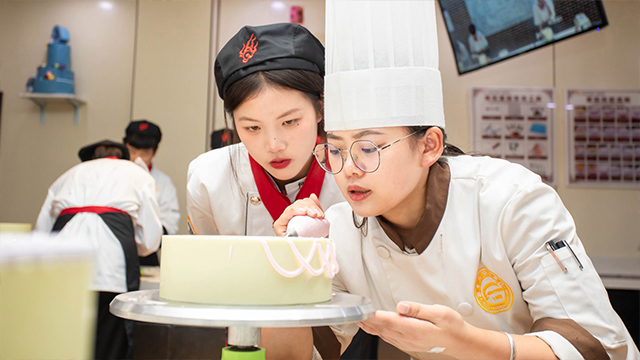 女生学西点烘焙，轻松实现经济独立