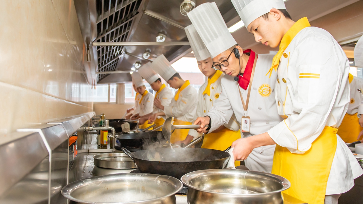 为什么到校学厨师比跟师傅学好？
