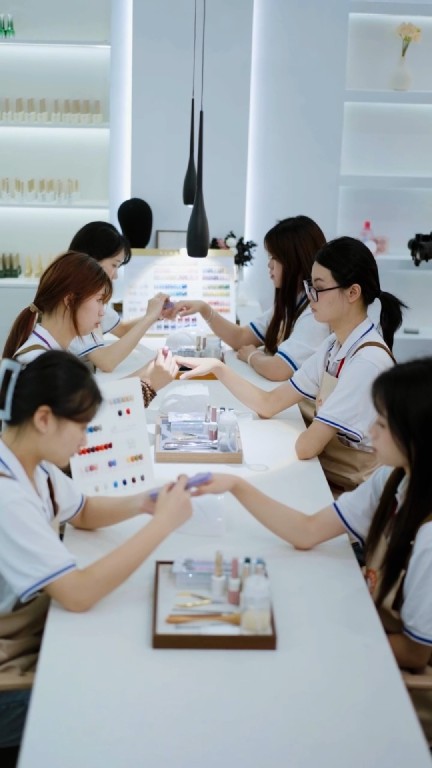 美业专业学生作品展示：从课堂练习到精美成品